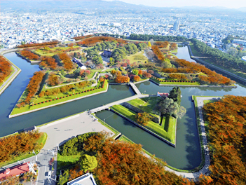 【元氣日本】北海道歐楓物語五日遊~入住洲際、尼克斯海洋公園、函館夜景、小樽運河、大小沼公園、三大蟹吃到飽【星宇航空、台中/新千歲】