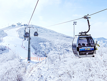 【頂級滑雪場韓國滑雪去】High1滑雪度假村、纜車遊覽銀白雪景+雲海咖啡廳、花郎台雪花鐵道公園、清溪川夢幻燈節五天(入住A級五星滑雪場1晚+2晚五花酒店)《不走人蔘+保肝》【德威航空、台中出發】