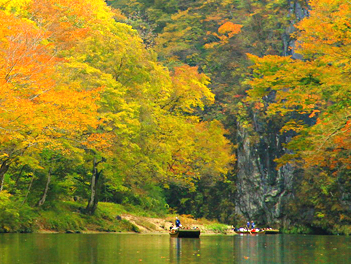 【東北歐嗨喲】楓紅彩妝、日本東北秘境、採果遊船、溫泉五日（五色沼、會津若松城、山形紅葉公園、銀山溫泉、中尊寺、碁石海岸、猊鼻溪遊船）【福島包機】